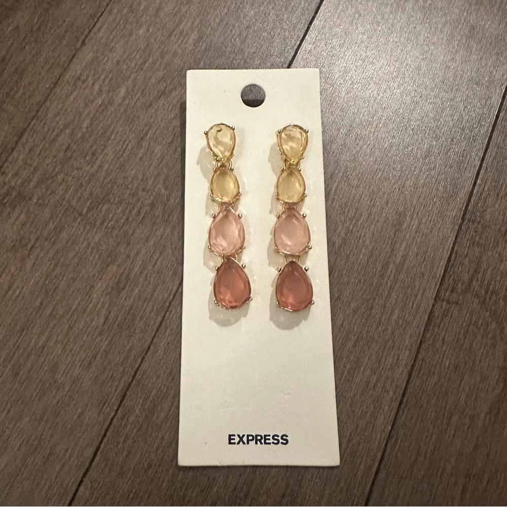 🌟BRAND NEW/NEVER WORN Tear Drop Dangle Earrings🌟